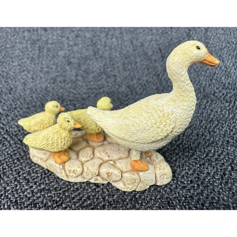 Mother Duck & Ducklings Minature Figurine 2